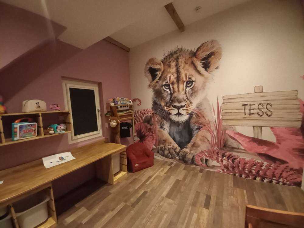 Młody lew w dżungli w kolorze różowym