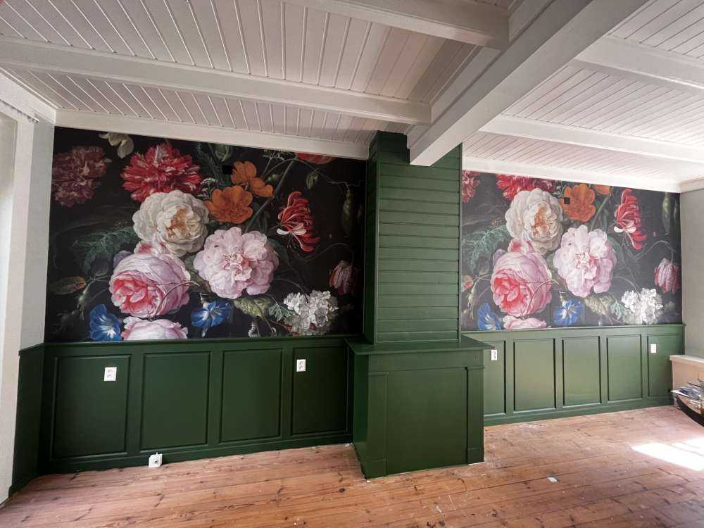 Martwa natura z kwiatami w szklanym wazonie.