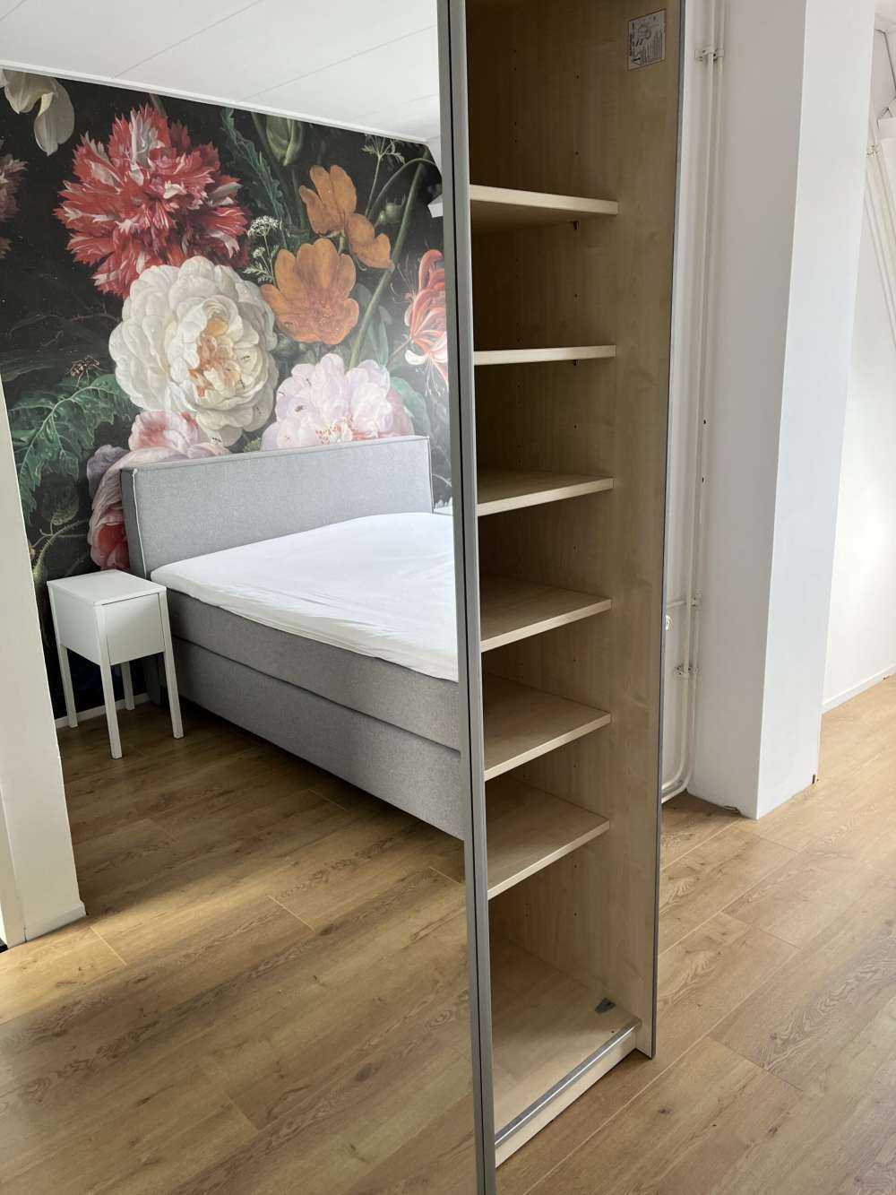 Martwa natura z kwiatami w szklanym wazonie.