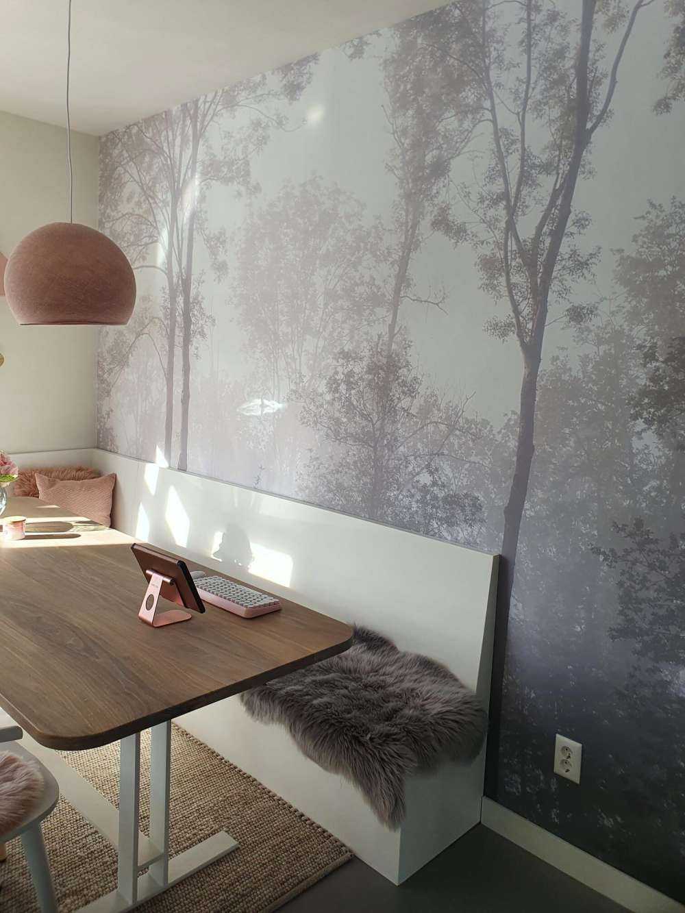 Gęsta mgła w lesie