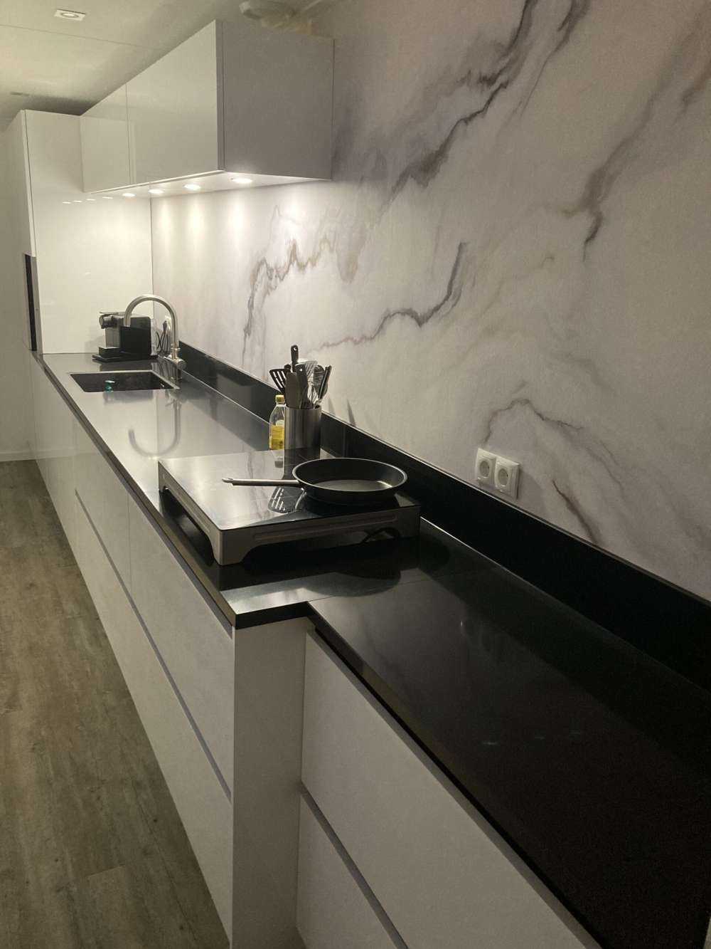 Biały, kręcony marmur