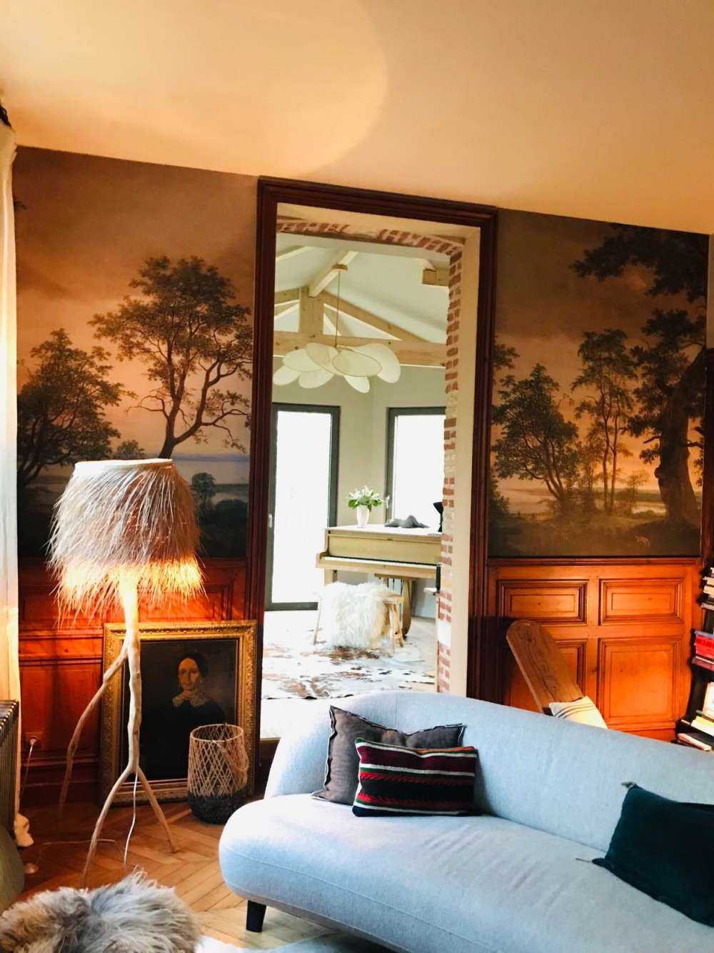 Krajobraz rzeczny widziany przez drzewa