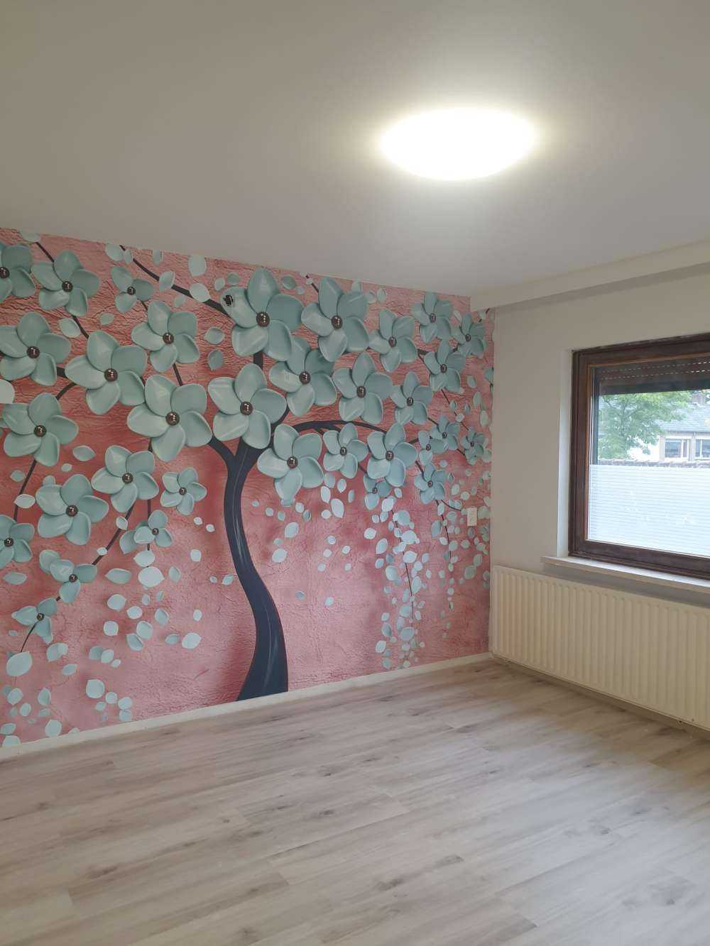 Czarne drzewo fantasy z kwiatami mięty