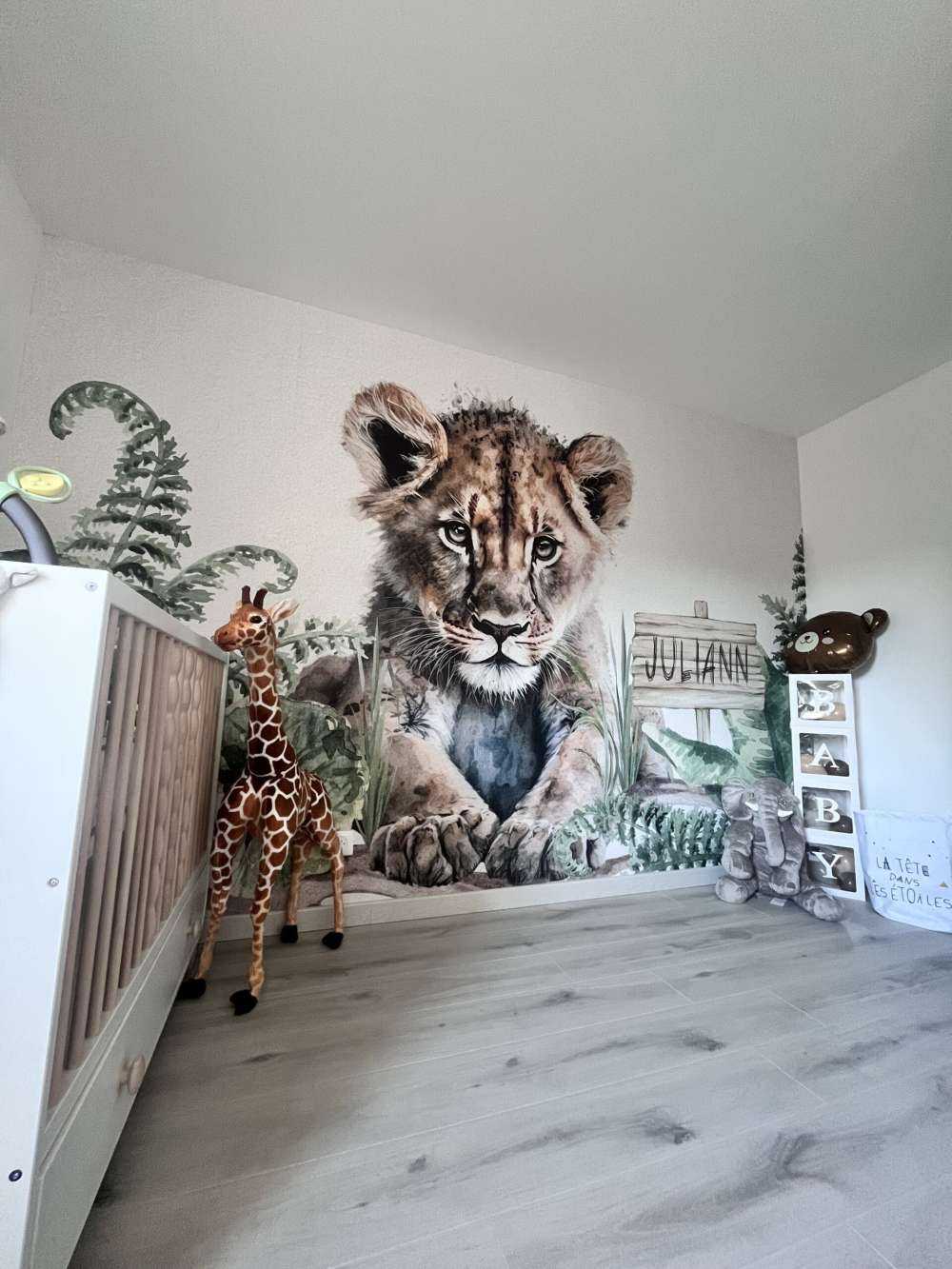 Młody lew w dżungli