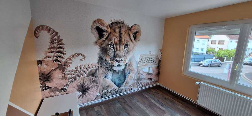 Młody lew w dżungli w kolorze beżowym