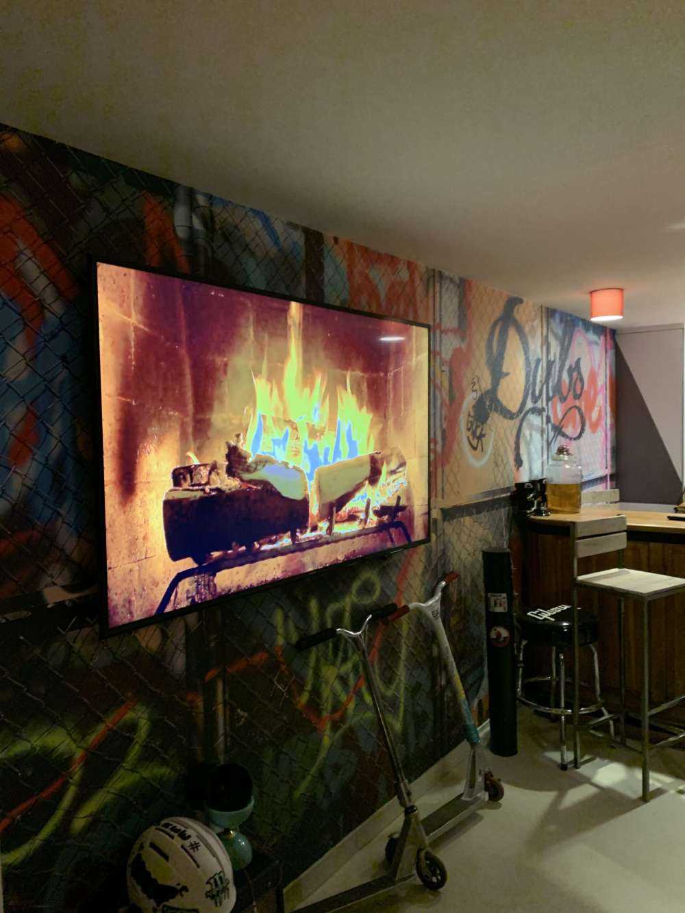 Graffiti na drzwiach stalowych