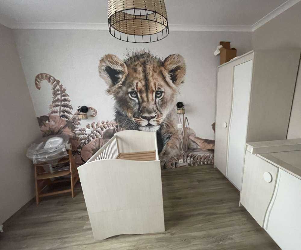 Młody lew w dżungli w kolorze beżowym