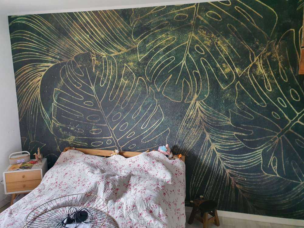 Zielona struktura ze złotymi liśćmi