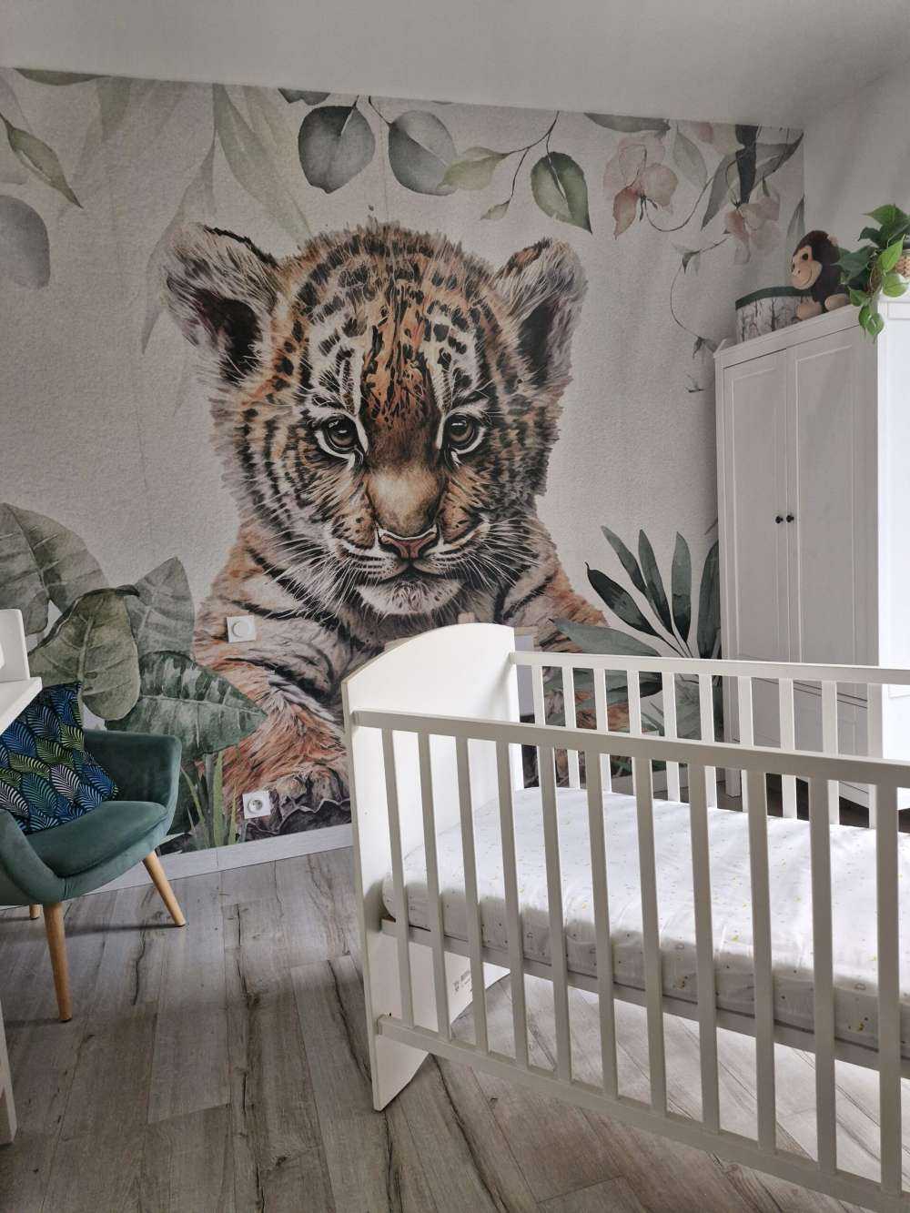 Śliczny tygrys z roślinami