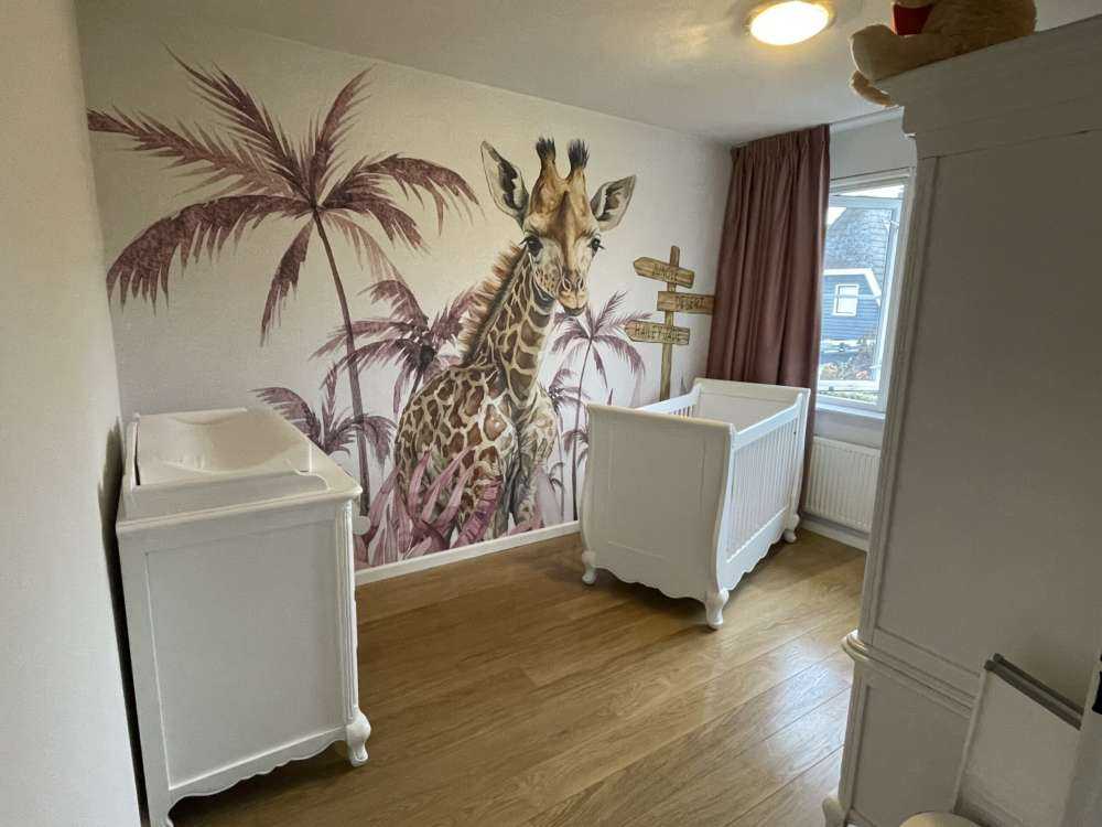 Mała żyrafa w dżungli w kolorze różowym