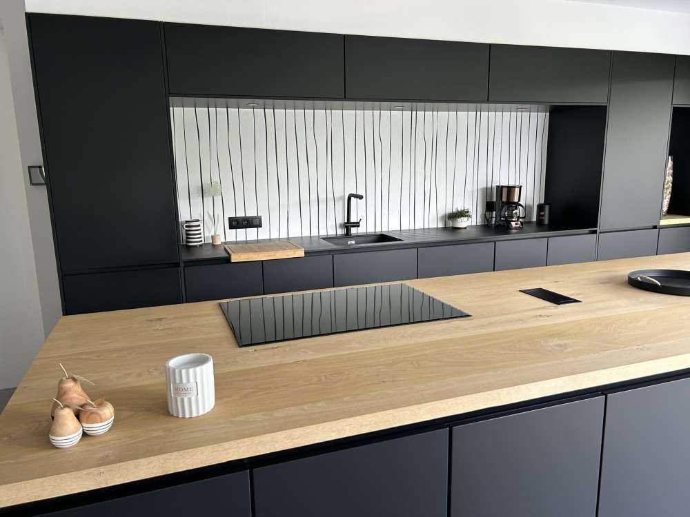 Linie abstrakcyjne w kolorach czarnym i białym