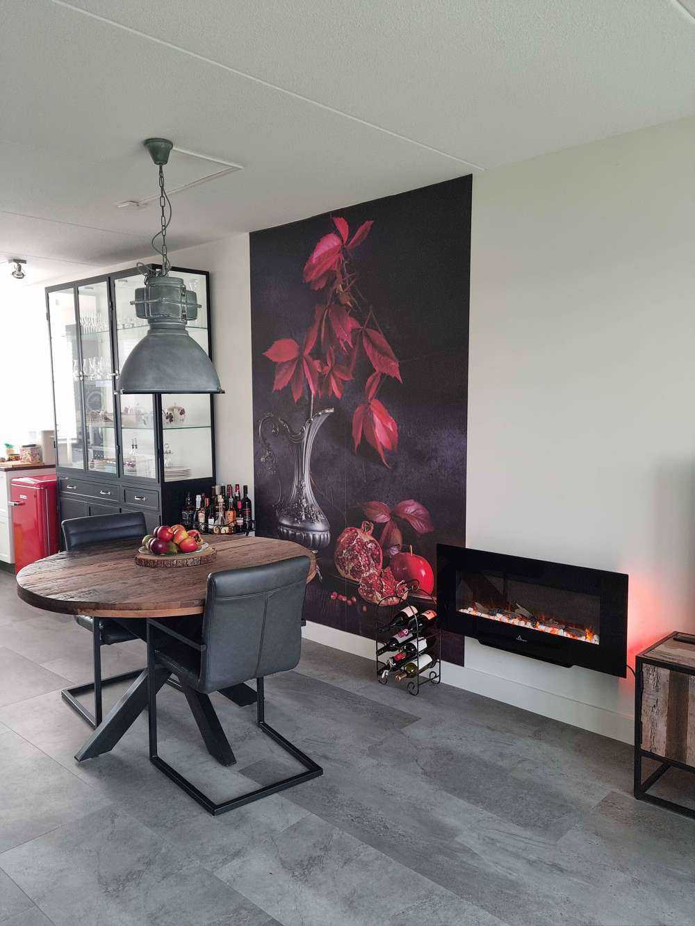 Puszka z czerwonym winem i czerwonymi owocami