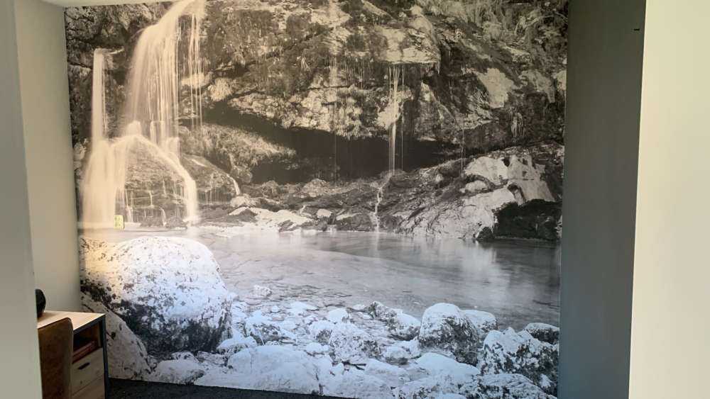 Wodospad nad kamiennym murem. 