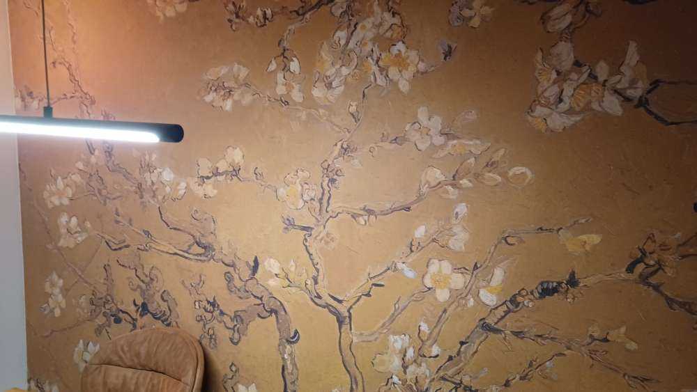 Żółty kwiat migdałowca