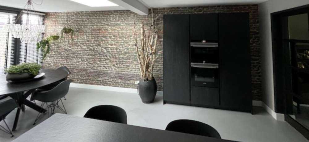 Ściana ze starych cegieł