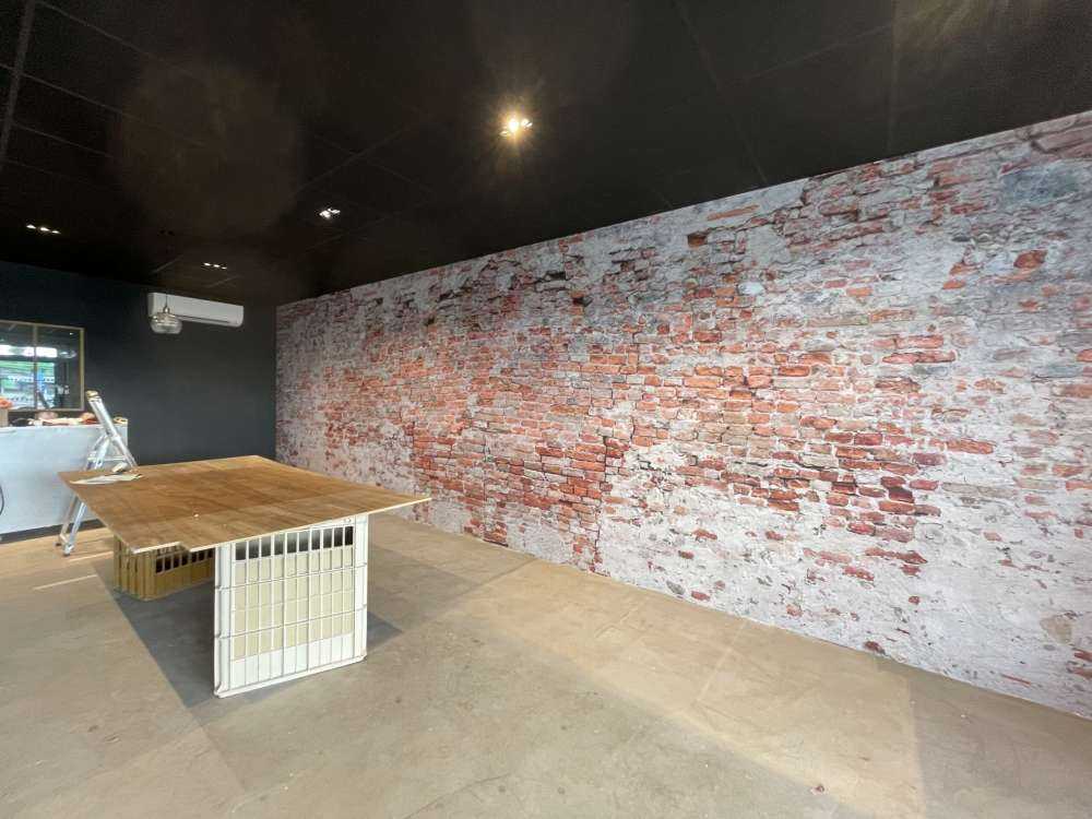 Krusząca się ściana z cegieł