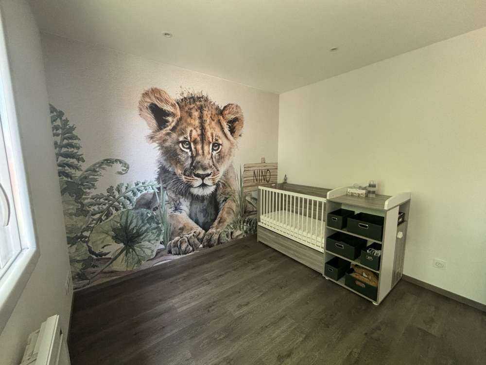 Młody lew w dżungli