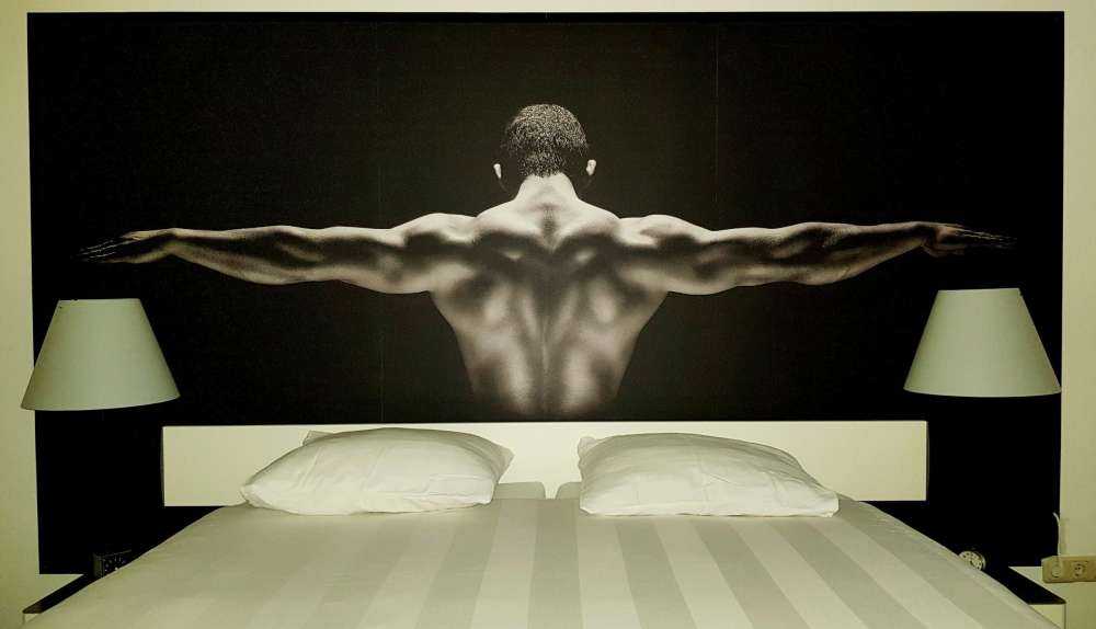 Człowiek z wyciągniętymi ramionami