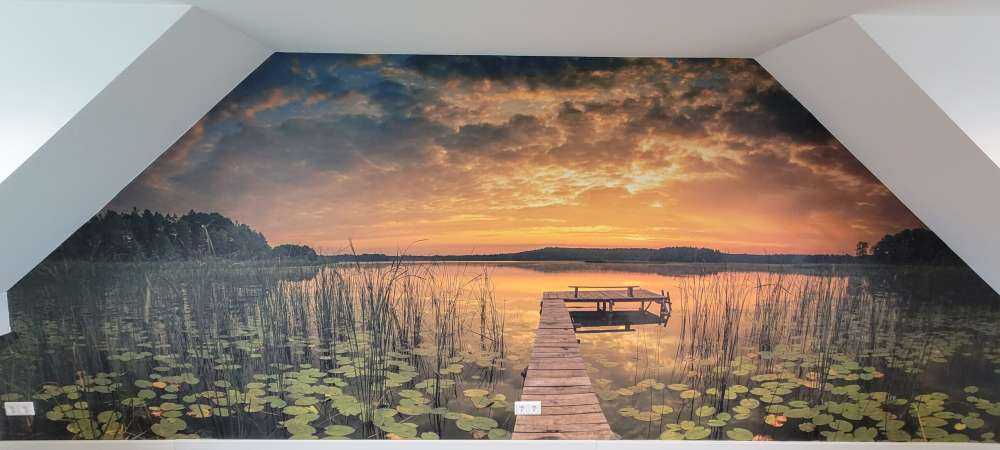 Wschód słońca nad jeziorem