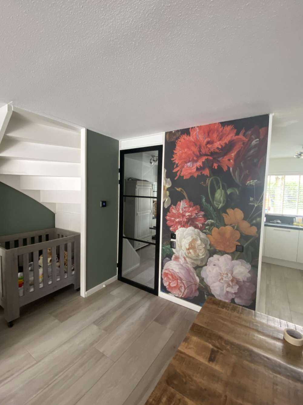 Martwa natura z kwiatami w szklanym wazonie.