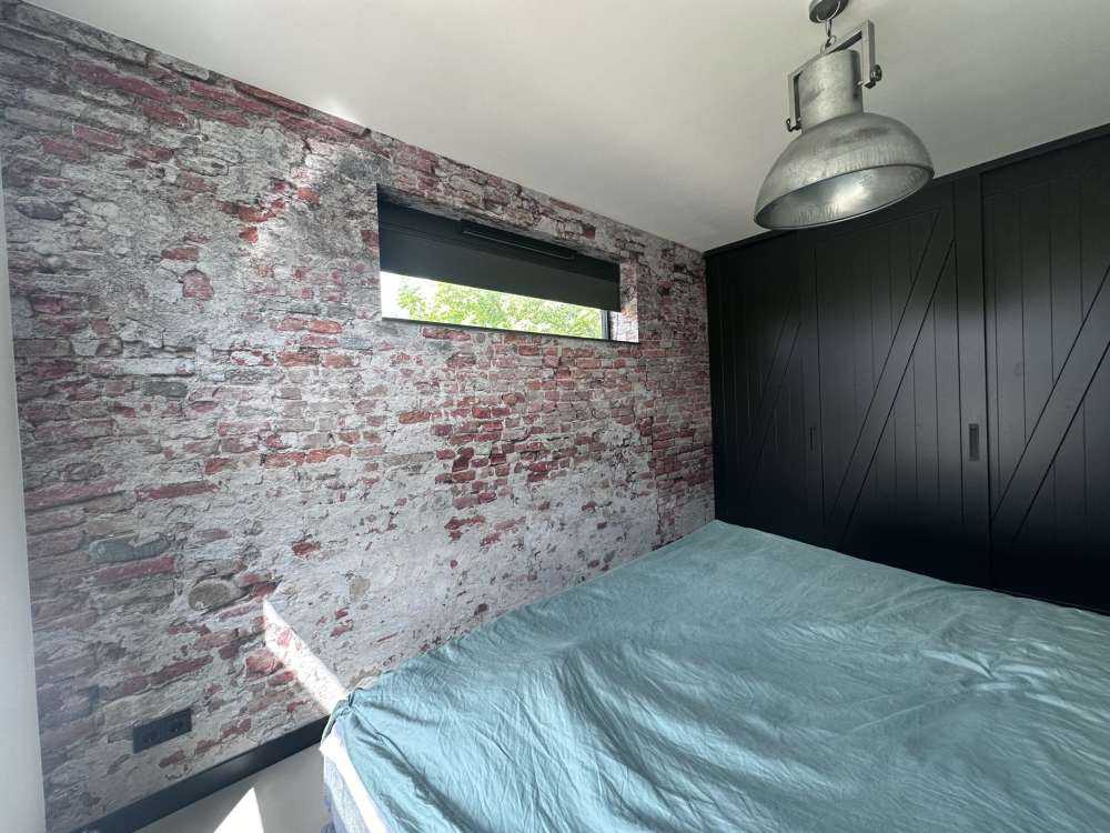 Krusząca się ściana z cegieł