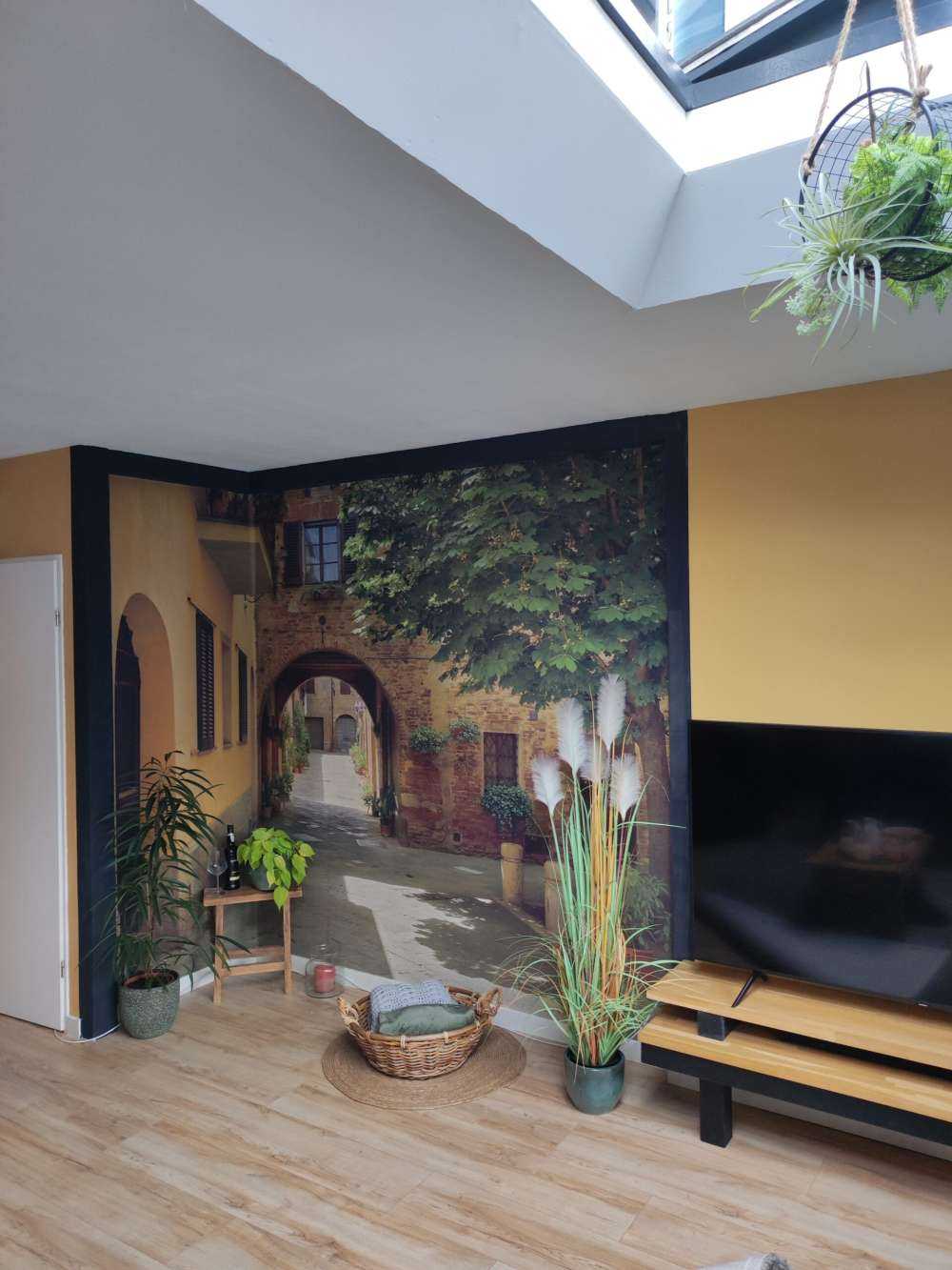 Ładna ulica z łukiem