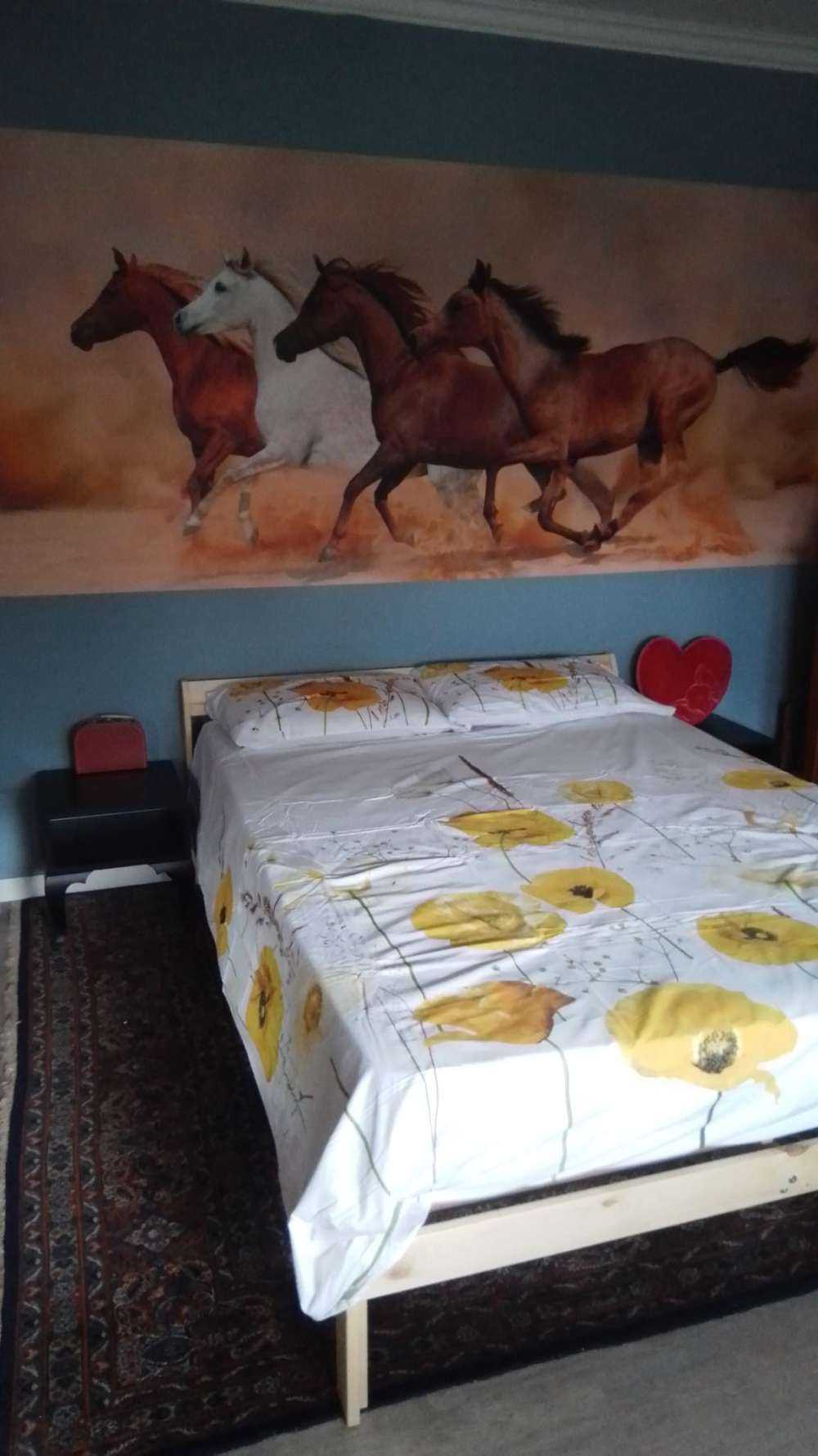 Galopujące konie w burzy piaskowej