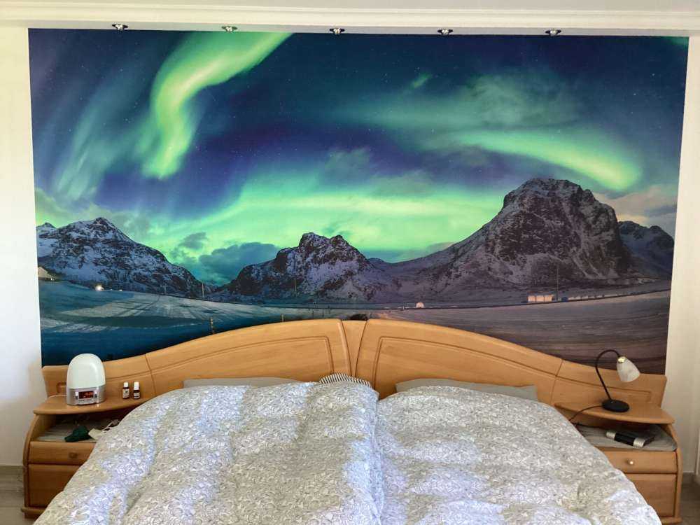 Zorze polarne nad ośnieżonymi górami