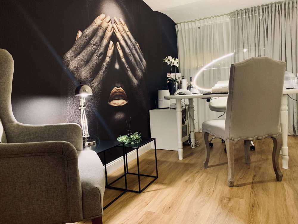 Kobieta z rękami na oczach