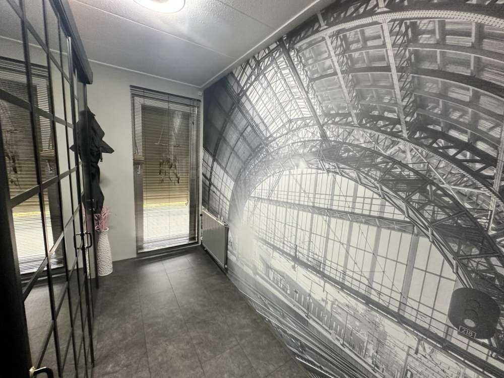 Wschód słońca na stacji w czerni i bieli