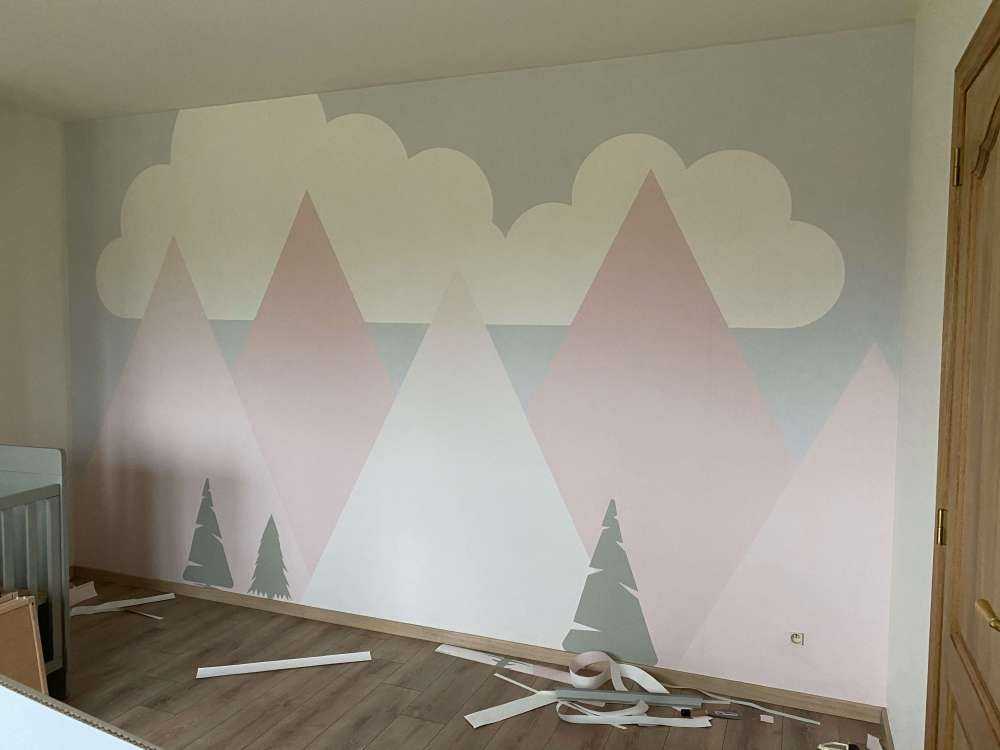 Różowe góry z sosnami