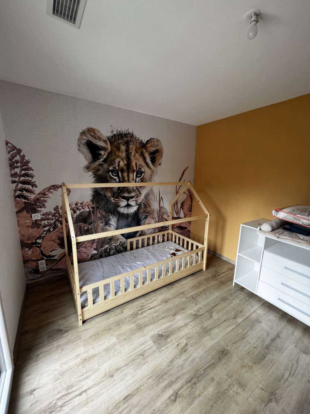 Młody lew w dżungli w kolorze beżowym