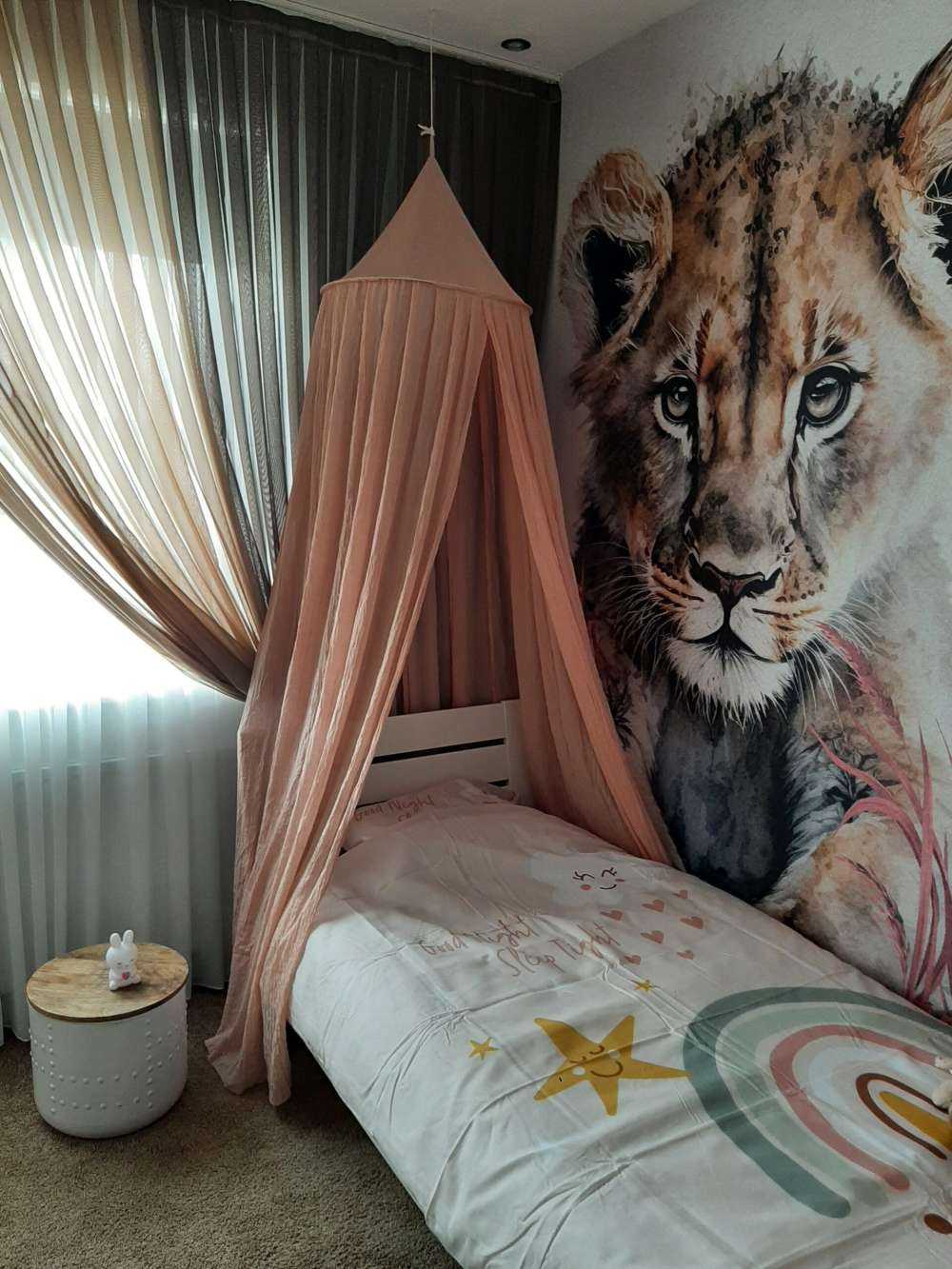 Młody lew w dżungli w kolorze różowym