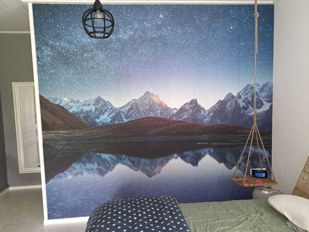 Góry pokryte śniegiem w nocy