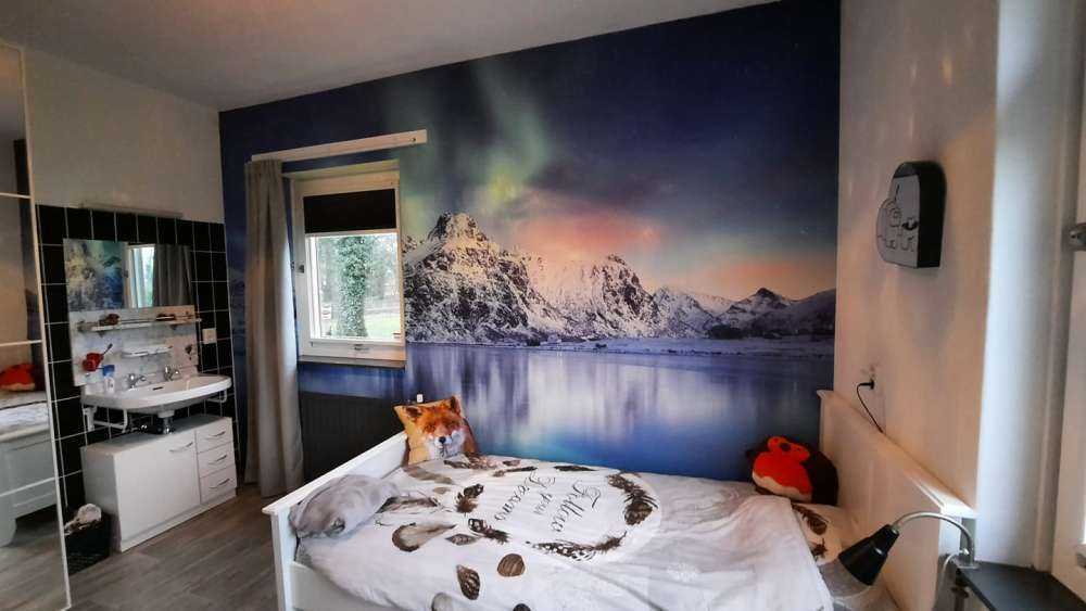 Północne światła nad zamarzniętym oceanem i górami