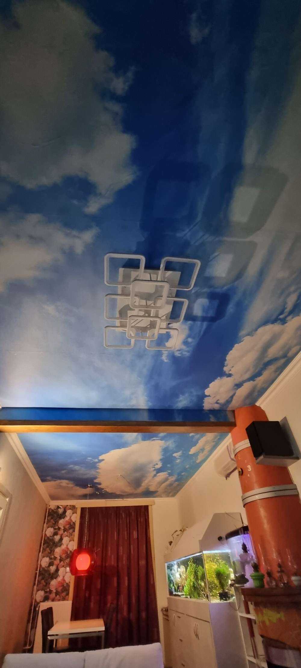 Błękitne niebo z chmurami