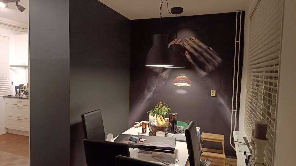 Kobieta z rękami na oczach