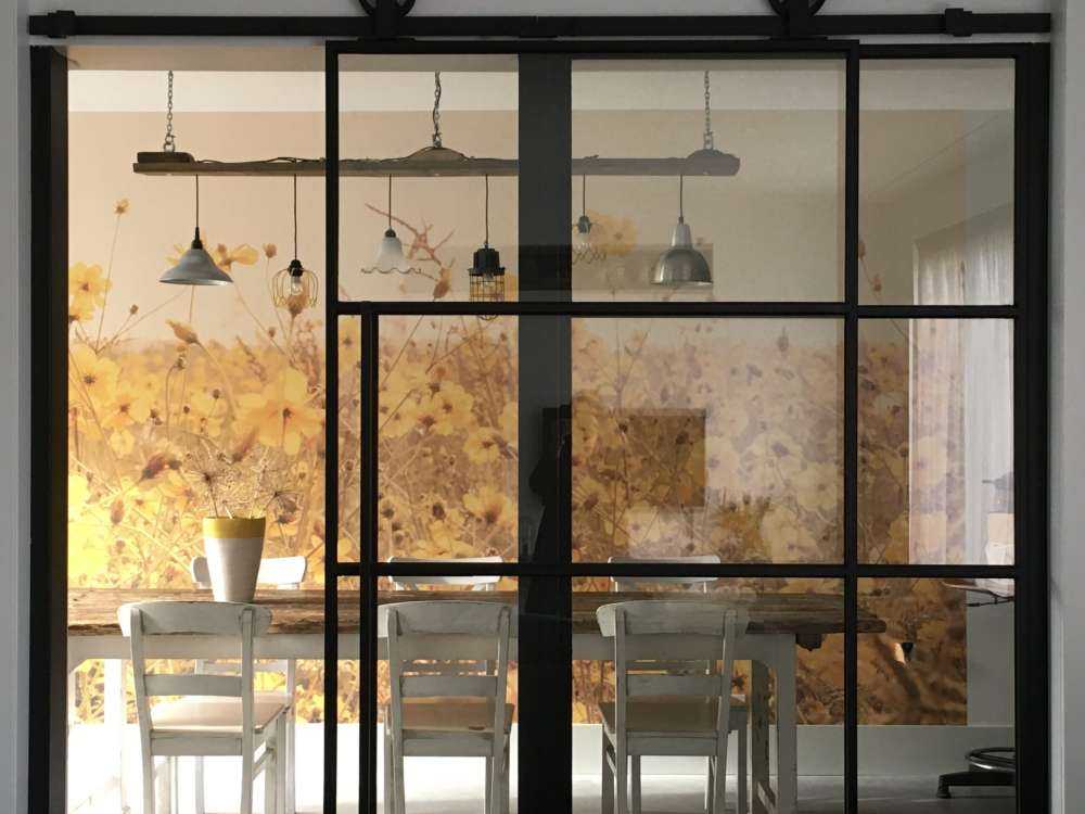 Żółte kwiaty o wyglądzie vintage