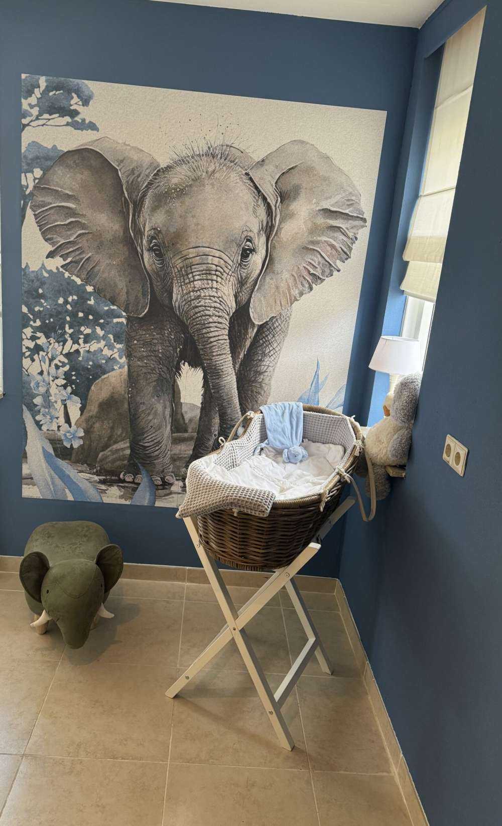 Mały słoń w dżungli w dżungli w kolorze niebieskim