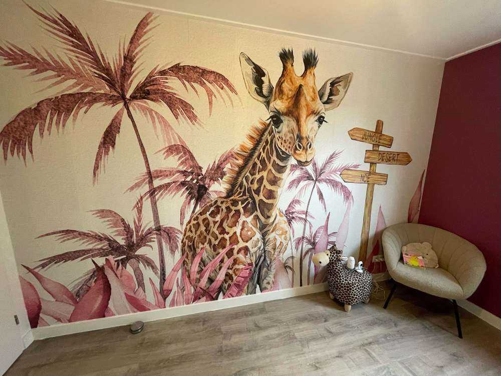 Mała żyrafa w dżungli w kolorze różowym