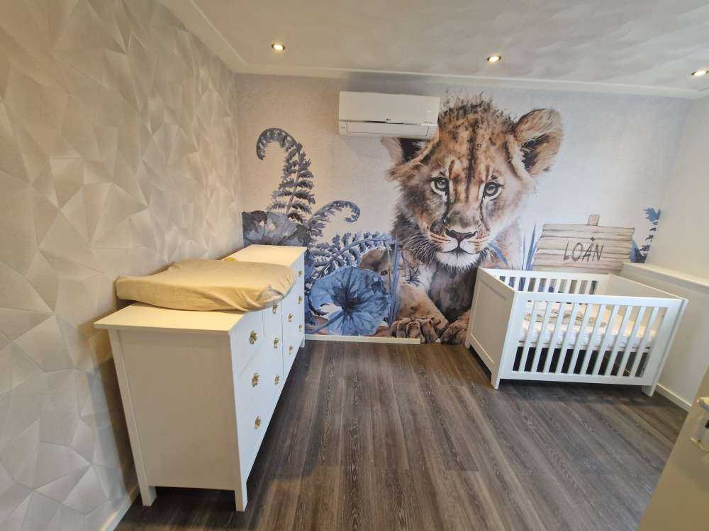 Młody lew w dżungli w kolorze niebieskim