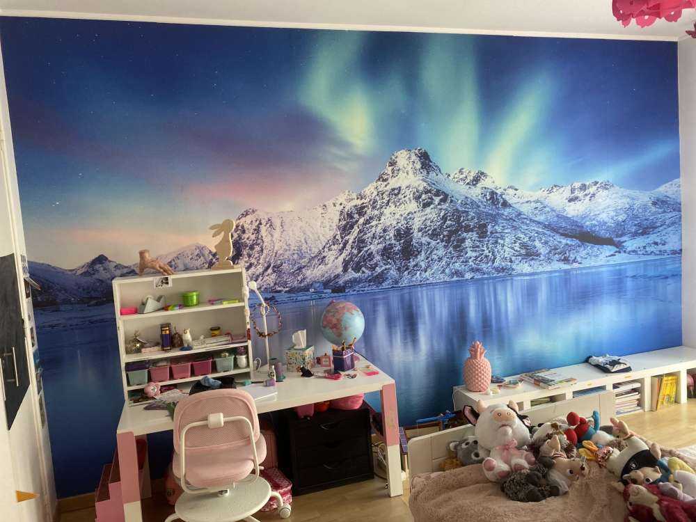 Północne światła nad zamarzniętym oceanem i górami