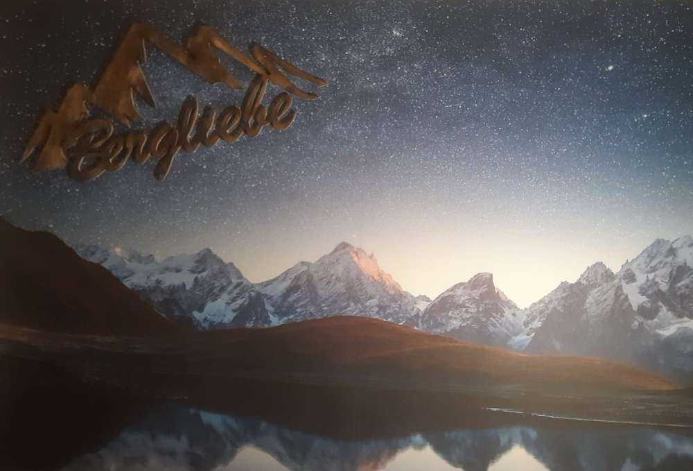 Góry pokryte śniegiem w nocy