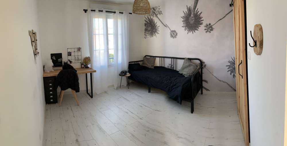 Widok z dołu na palmy