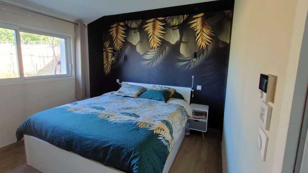 Liście na ciemnym tle