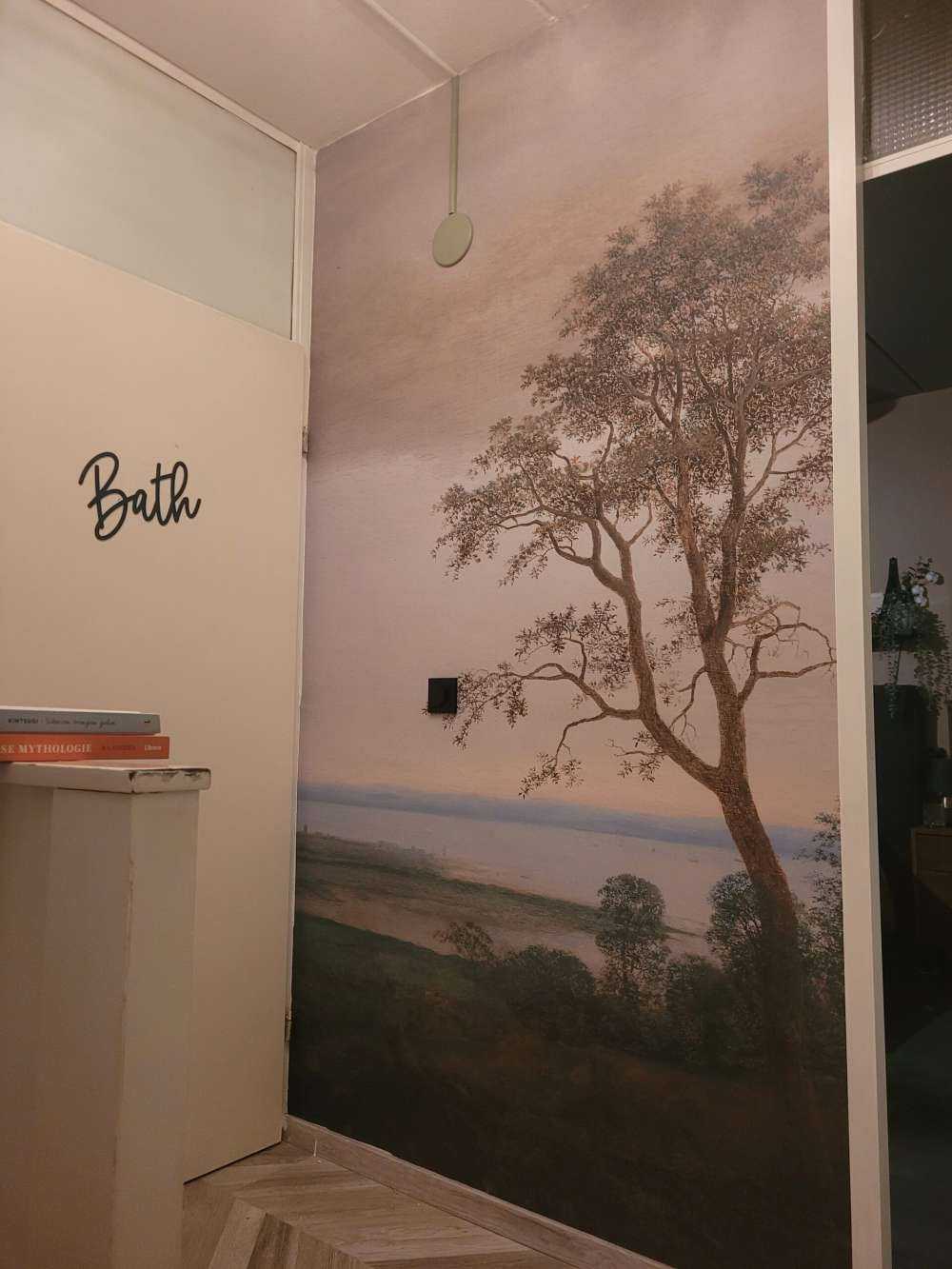 Krajobraz rzeczny widziany przez drzewa