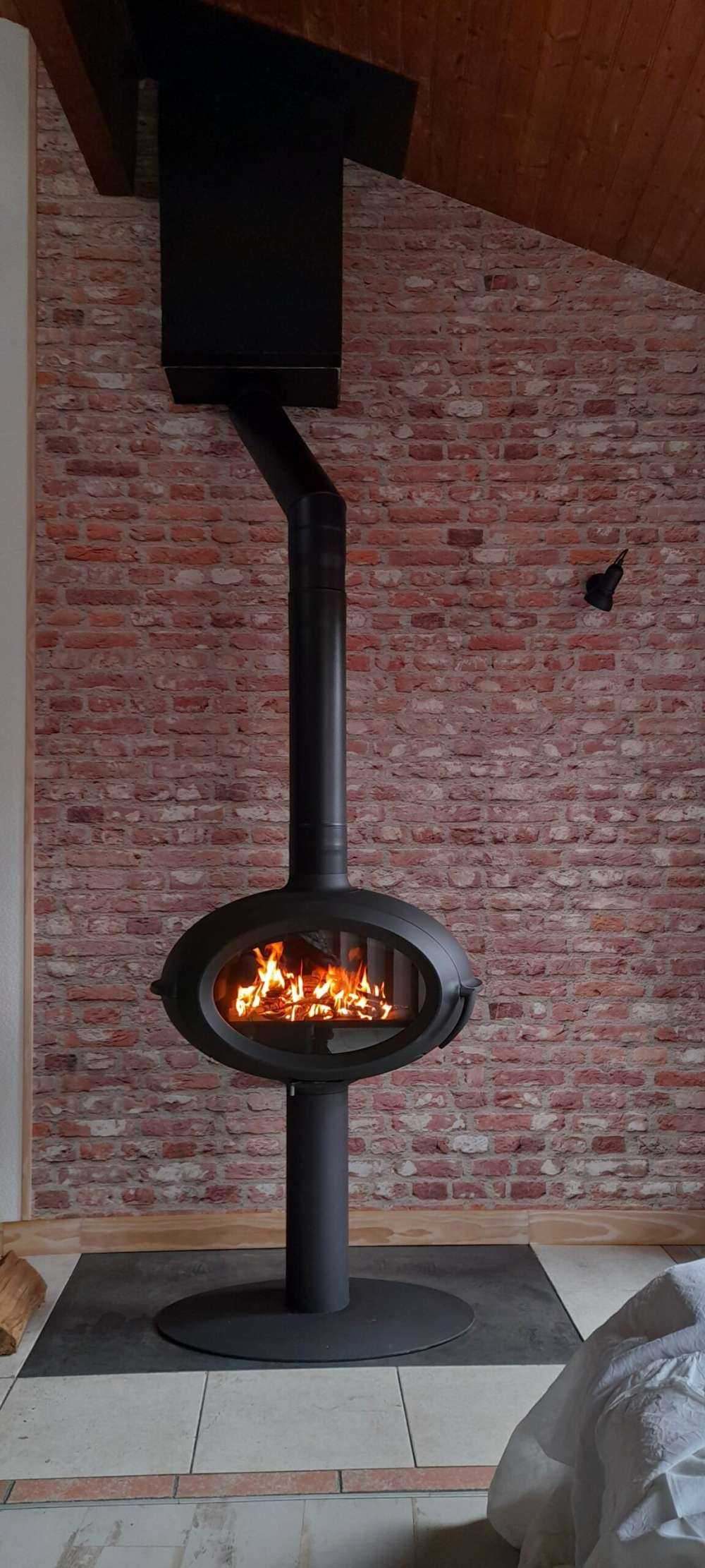 Ściana z różnokolorowymi cegłami