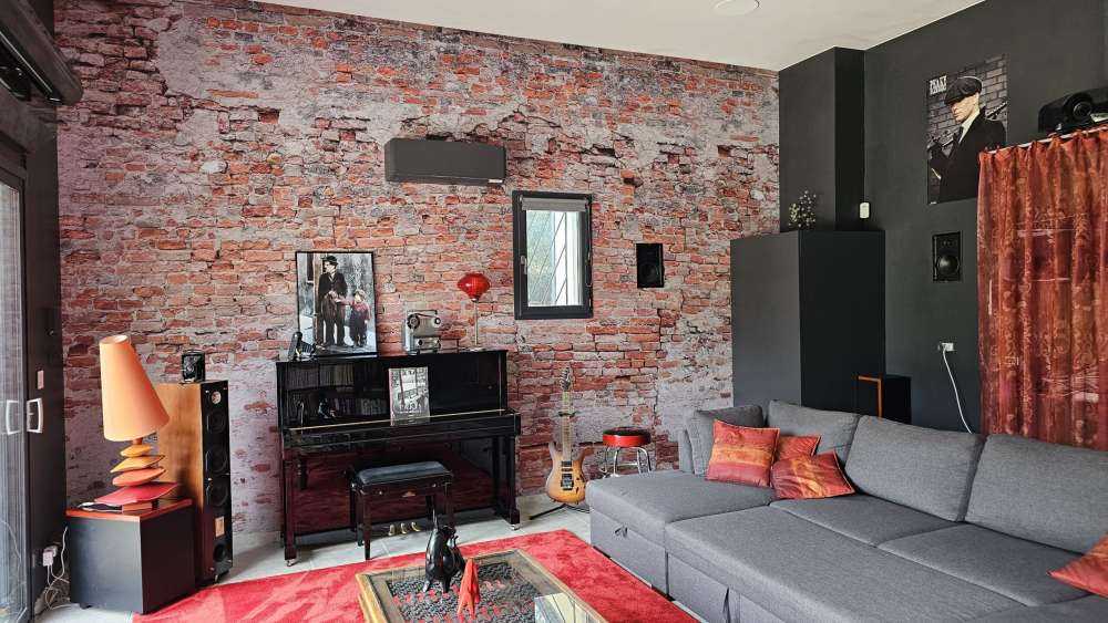 Krusząca się ściana z cegieł