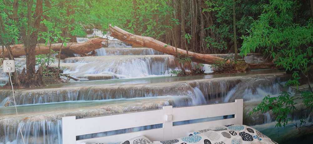 Szeroki wodospad w lesie