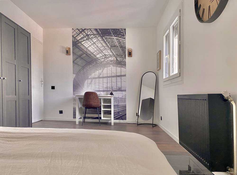 Wschód słońca na stacji w czerni i bieli